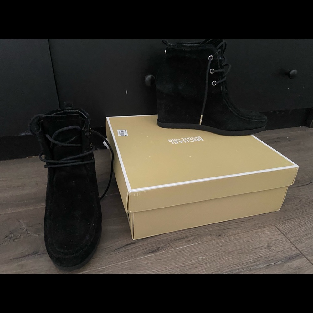 Michael Kors Women's Suede Leather 8 size, heels. - Picture 2 of 6